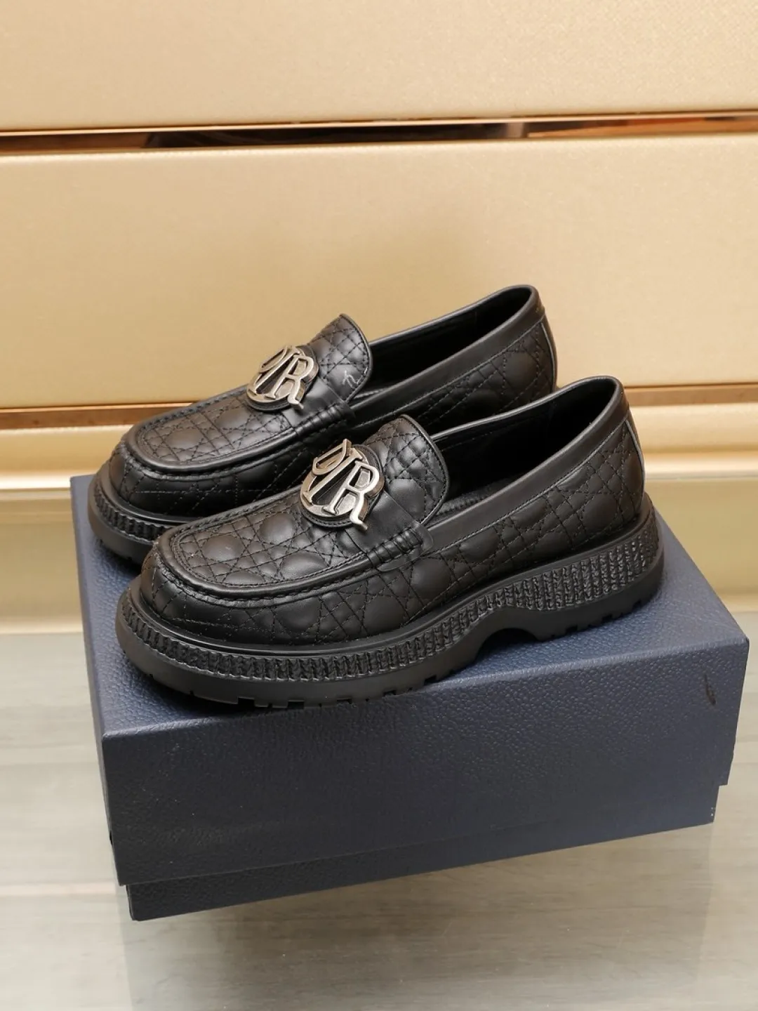 Factory P540💰Dior Buffalo men's low-cut derby casual leather shoes, a new product in the 2025 spring men's series, ideally combines unconventional features with Dior's high-end aesthetic style. The first-layer cowhide upper is decorated with tonal debossed Oblique embroidery, and the thick rubber sole displays a crepe-effect design, which is unique. Adds a modern touch to any look. Practical and stylish, it can be easily paired with a variety of casual looks and is an eye-catching finishing touch! Size: 38-44 (45.46 customized)